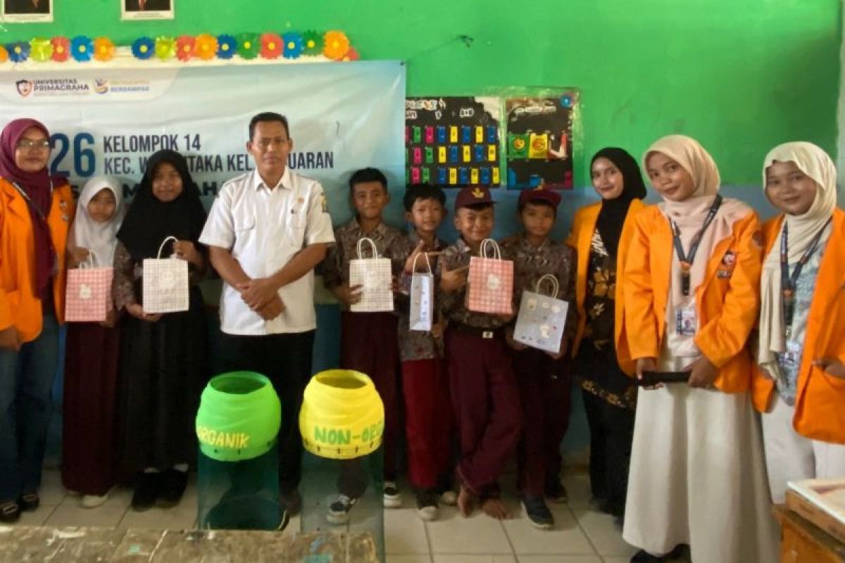 KKM Universitas Primagraha edukasi siswa cara pilah sampah - ANTARA News Banten