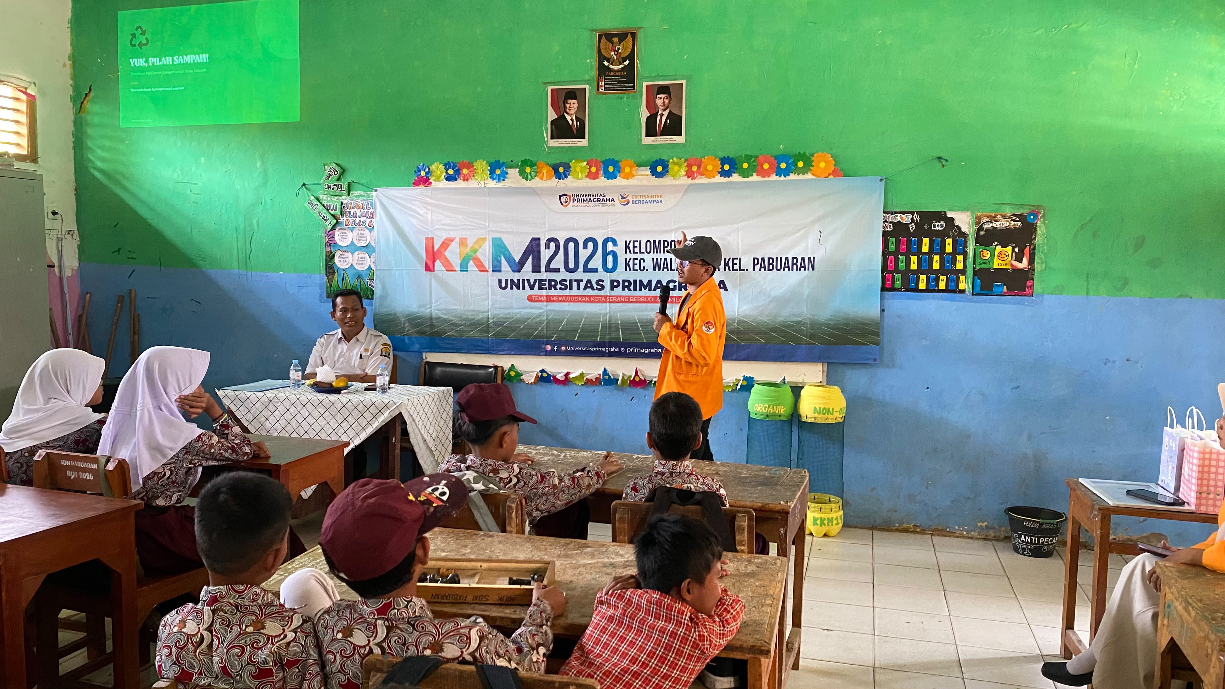 Mahasiswa Universitas Primagraha Kampanye Gerakan Cerdas Memilah Sampah di SDN Pabuaran Kota Serang - tangselpos.id